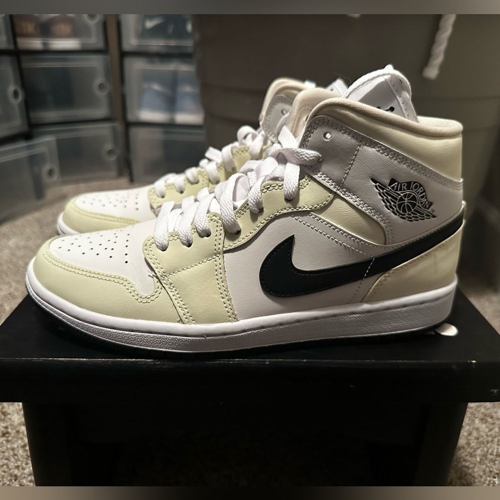 Women Jordan 1 Mid